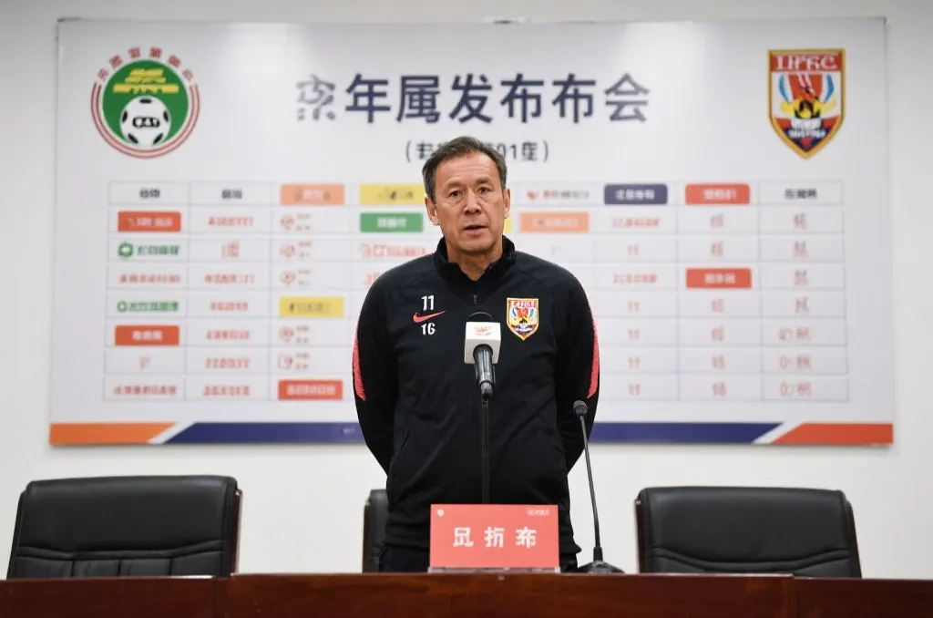 新闻发布会现场与球队名单公告氛围